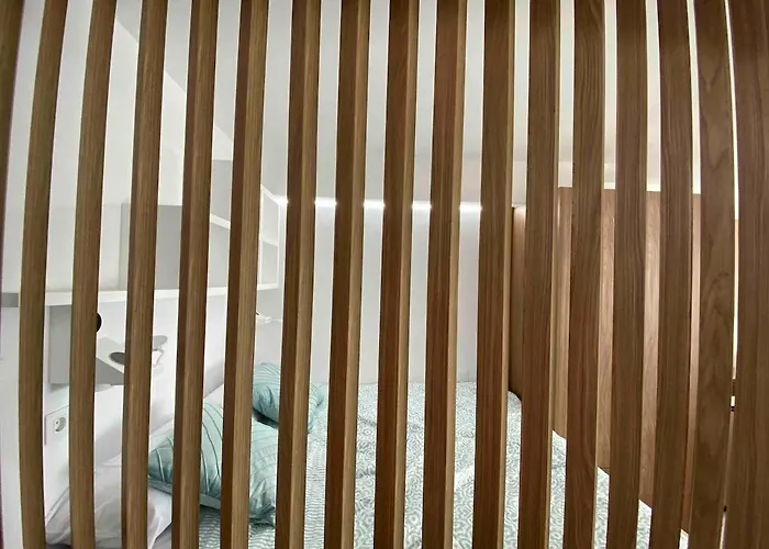 Modern Beachfront With Balcony Views New 아파트 *