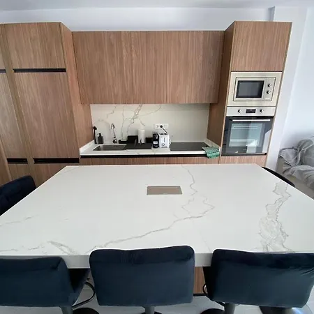 Modern Beachfront With Balcony Views New Appartamento