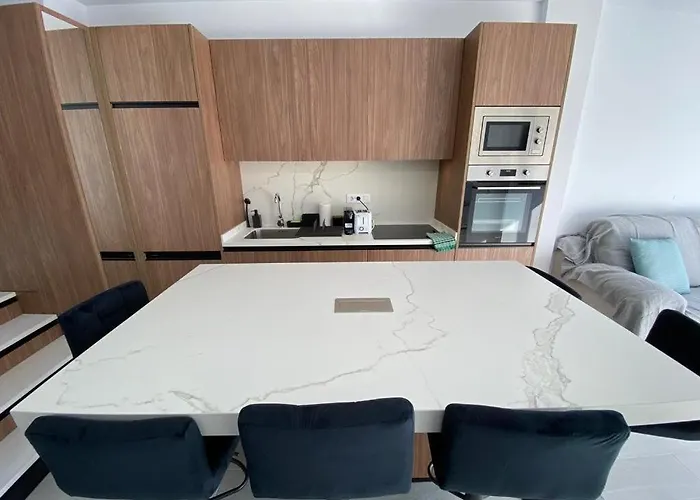 Modern Beachfront With Balcony Views New Appartement